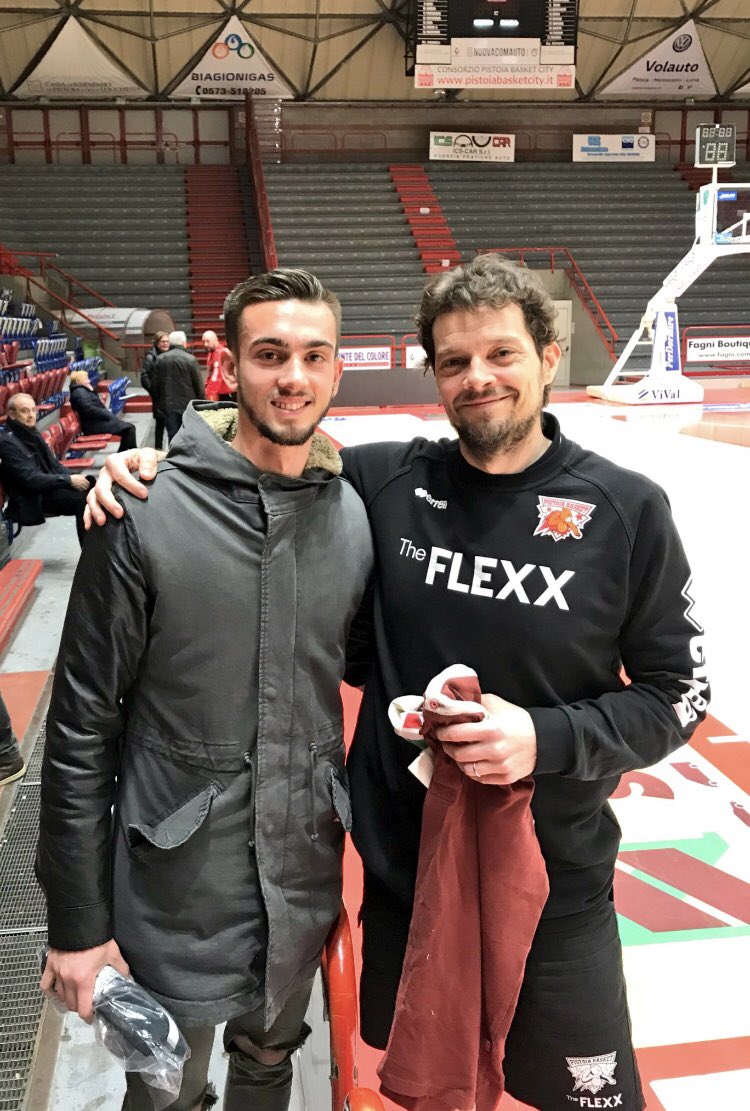 Zaac27's tweet photo. Grazie mille @ilovethisgame72 per la maglia e per la tua disponibilità! Un onore conoscerti 💪🏻😉 https://t.co/O1m8lVznja