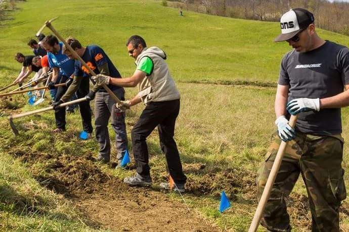 NTFU's tweet photo. Nederland telt 2.750 vrijwilligers die samen 105.500 uur in het onderhoud van MTB-routes steken. Ook veel NTFU-clubs dragen hun steentje bij. Mogen we een ❤️ voor al deze toppers? https://t.co/Tk9IEih3ZW