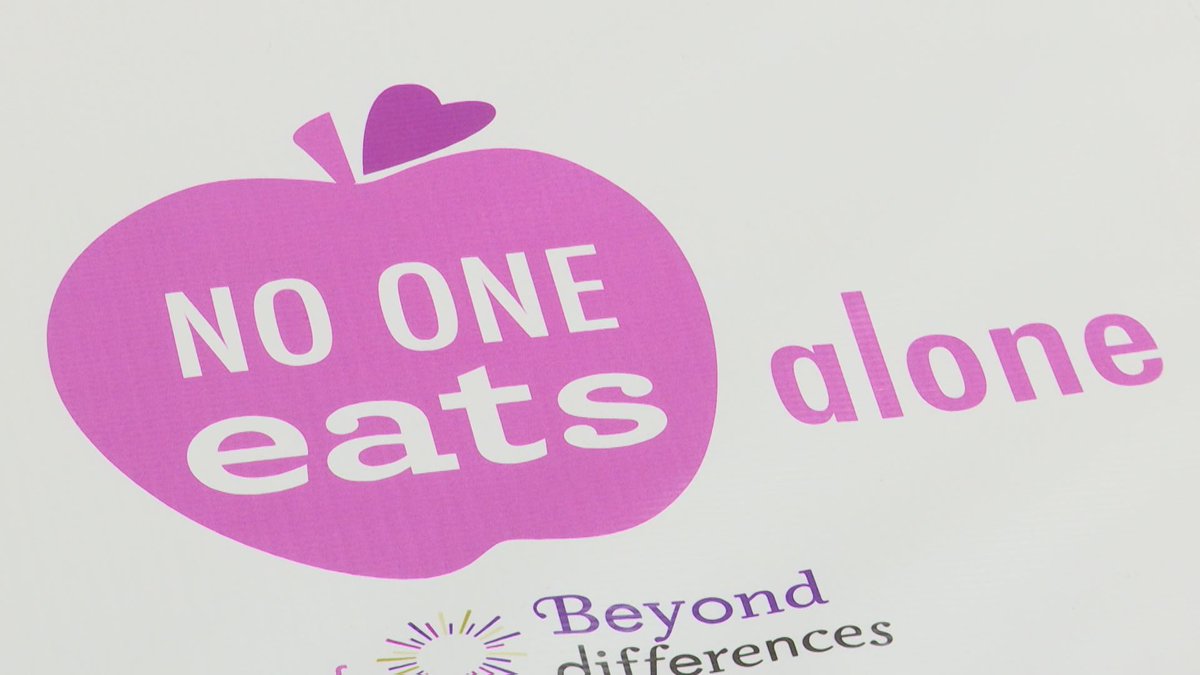 RichNye13's tweet photo. #NationalNoOneEatsAloneDay at #Lynhurst 7th & 8th Grade Center, promoting inclusion and avoiding social isolation and preventing bullying. Tanner & Amaya tell me how to include others at 6:20 pm on #WTHR. https://t.co/UVpXV9U58e
