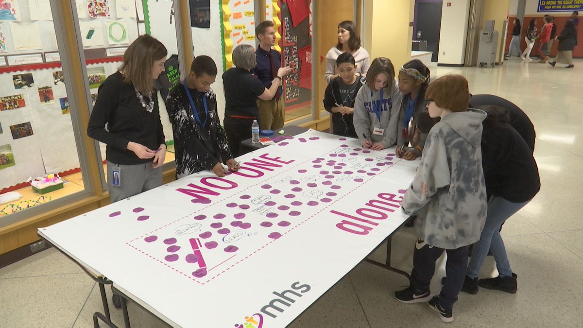RichNye13's tweet photo. #NationalNoOneEatsAloneDay at #Lynhurst 7th & 8th Grade Center, promoting inclusion and avoiding social isolation and preventing bullying. Tanner & Amaya tell me how to include others at 6:20 pm on #WTHR. https://t.co/UVpXV9U58e