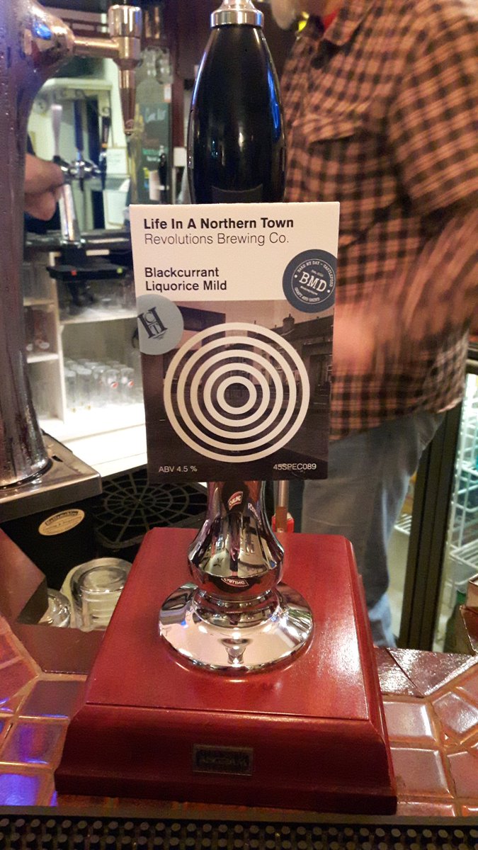 WakefieldCamra's tweet photo. WORLD EXCLUSIVE. First pint poured. @revolutionsbrew @inn_griffin . https://t.co/1eOF4l5my3