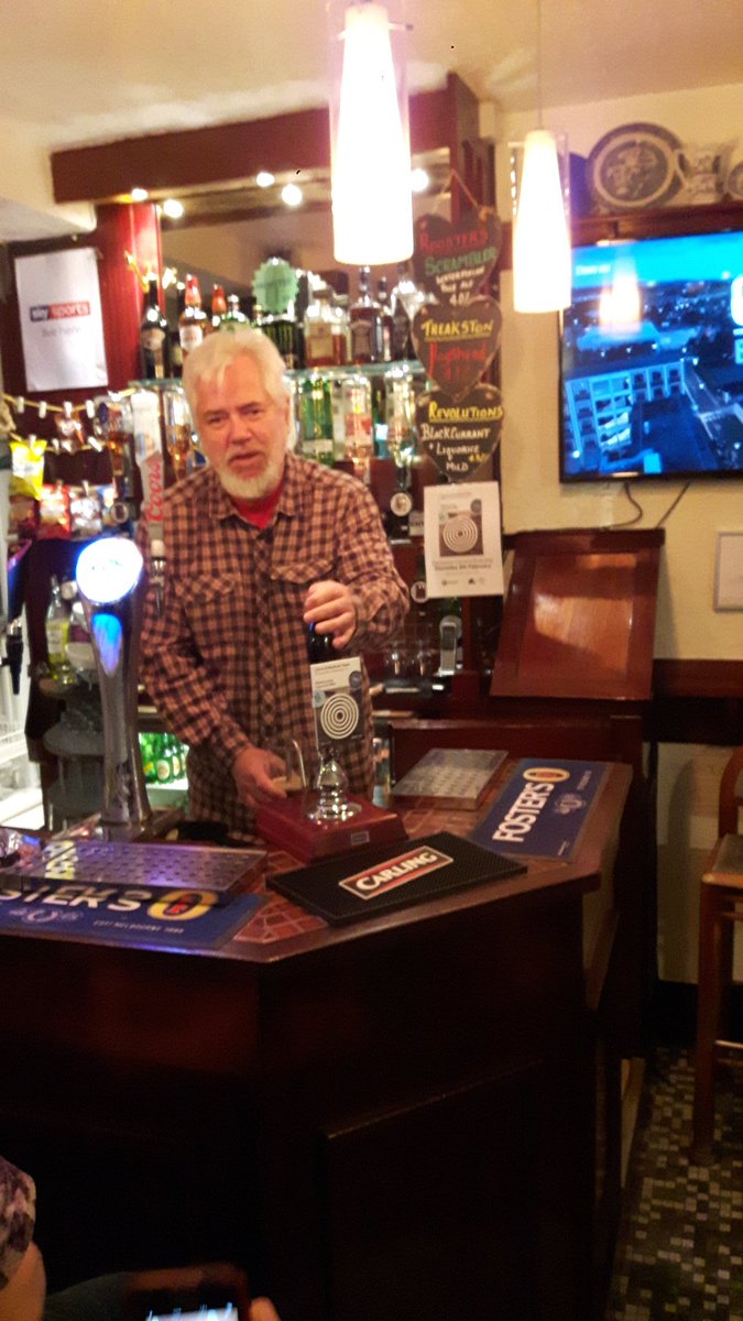 WakefieldCamra's tweet photo. WORLD EXCLUSIVE. First pint poured. @revolutionsbrew @inn_griffin . https://t.co/1eOF4l5my3
