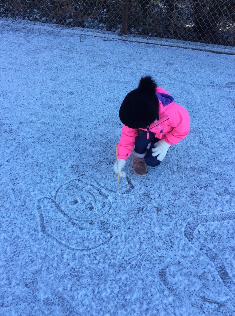 GwynfrynY's tweet photo. Hwyl yn yr eira. Fun in the snow. #marcio #markMaking #drawingPictures #tynnuLluniau #formingletters #ffurfioLlythrennau #cyfnodsylfaen #foundationphase π¨οΈβοΈβοΈ https://t.co/9MSKdUS6qH
