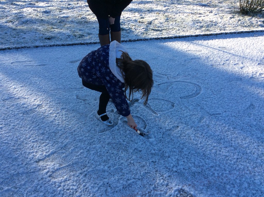 GwynfrynY's tweet photo. Hwyl yn yr eira. Fun in the snow. #marcio #markMaking #drawingPictures #tynnuLluniau #formingletters #ffurfioLlythrennau #cyfnodsylfaen #foundationphase π¨οΈβοΈβοΈ https://t.co/9MSKdUS6qH