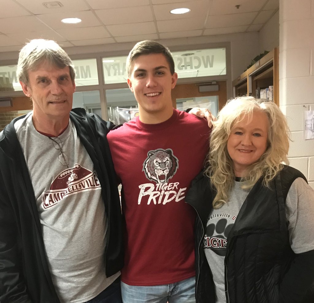 AndrewSimp123's tweet photo. Very proud of Stetson Simpson signing ✍🏻 to further his education and football career @ Campbellsville University‼️ 🐅🏈 #cubound #tigers #prouddad #NSD18 https://t.co/RUiAVNKwu3
