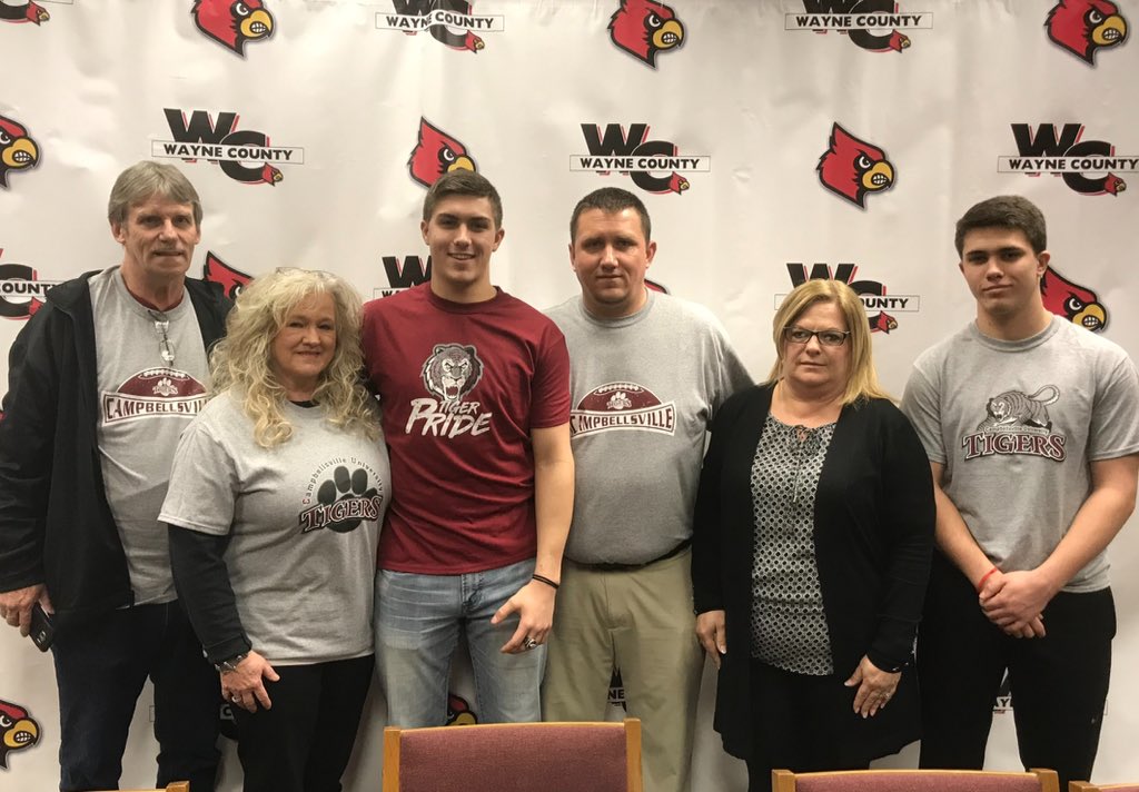 AndrewSimp123's tweet photo. Very proud of Stetson Simpson signing ✍🏻 to further his education and football career @ Campbellsville University‼️ 🐅🏈 #cubound #tigers #prouddad #NSD18 https://t.co/RUiAVNKwu3