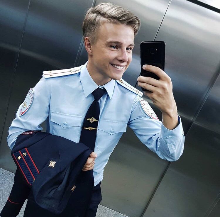 fotografii-parney-v-forme-aletta-oushen-v-gruppovom-video