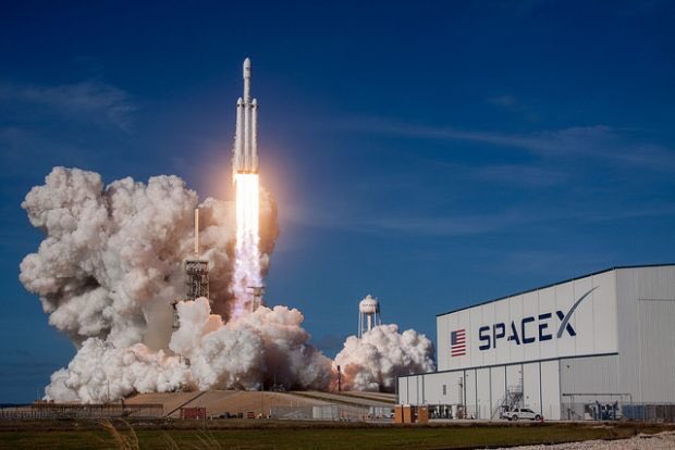 yourdailyastron's tweet photo. Falcon Heavy launch, 5 seconds into the launch https://t.co/QiN7QFlDtL
