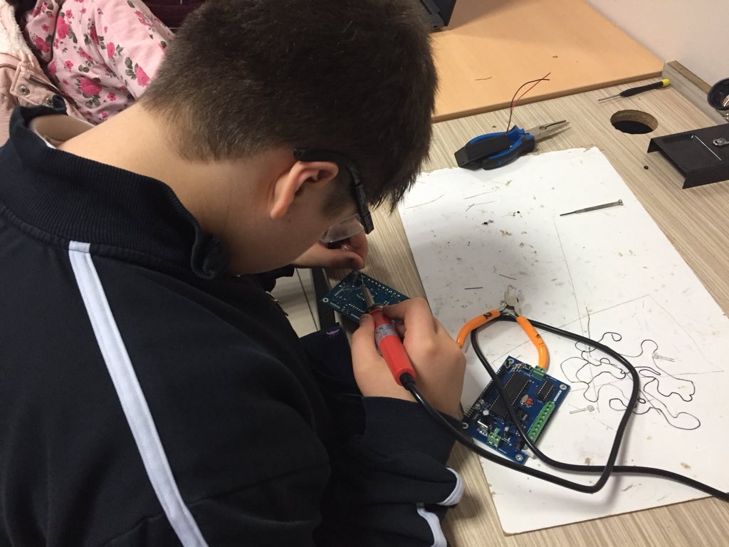 mucit_akademisi's tweet photo. Bir çizgi izleyen robot daha hazırlanıyor. #robotik #kodlama #tasarım #elektronik #stem #robomer #stemeğitimleri https://t.co/w082Rr2vj0