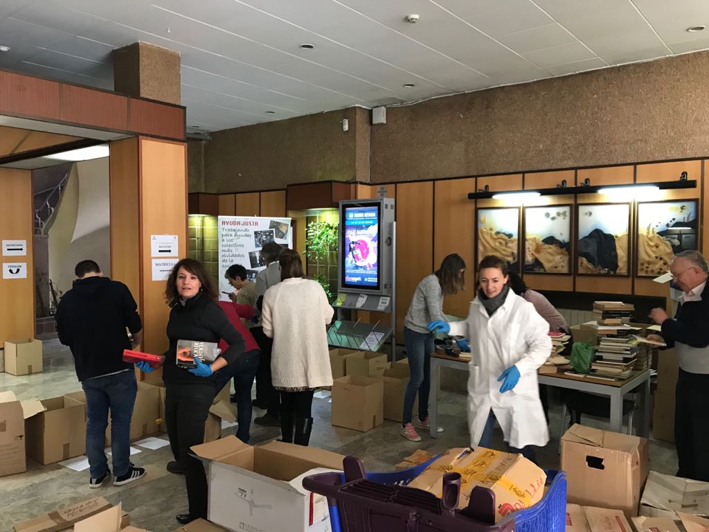 ayudajusta's tweet photo. Mañana a las 15.00 tenemos el segundo día de nuestra actividad anual de Recogida Solidaria de libros en @etsiaab. Te esperamos, solos no podemos! https://t.co/pBrRz9IslB