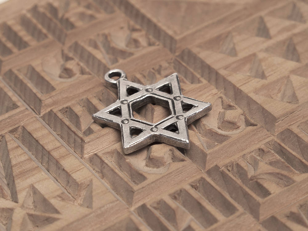 TabithaStudio's tweet image. Star of David, David Star pendant bead, Hebrew Magen David, Shield of David, Jewish symbol etsy.me/2EeILb9 #supplies #religious #silverfilled #metalcast #antiquesilver #blackpatina #oldstar #starofdavid #dav