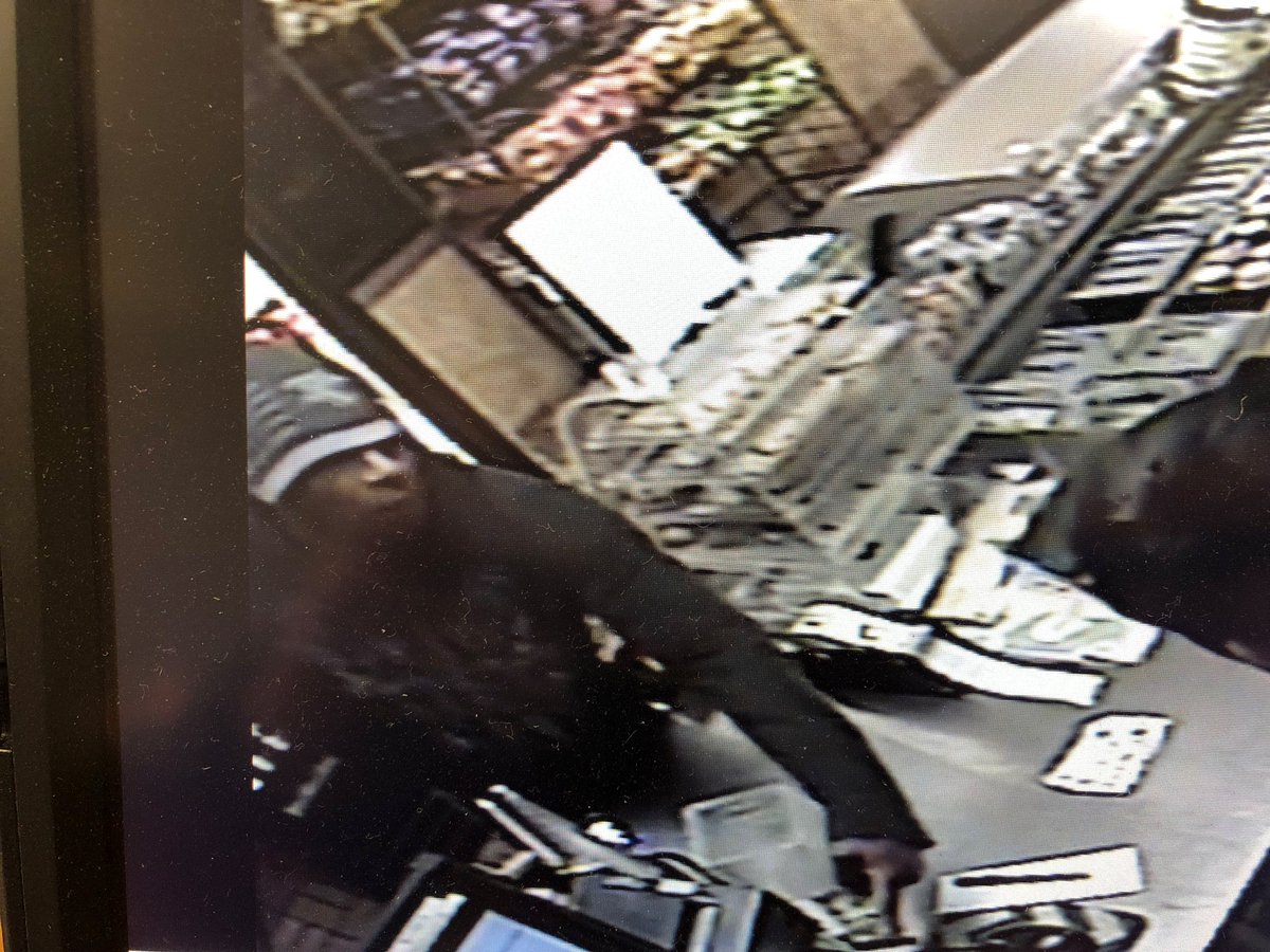 berlinctpolice's tweet photo. At 8:50PM on Monday night, a black male, between 20-25 years old, robbed the Subway at 1801 Berlin Turnpike. A weapon was implied but not shown. No vehicle was seen.  Contact Det. Fuini at 860-828-7080 with info. https://t.co/M88RS8nIag