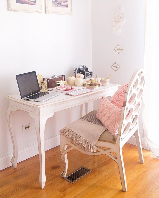 natdreamerblog's tweet image. New post on the blog. How to use Blush Pink in Your Home! I&apos;m one day later than I planned but better late than never 😊 #blushpink #homedecor #NewBlogPost || Image from Signelaarnihome