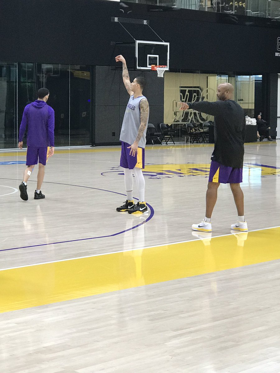 kobe 1 protro on court