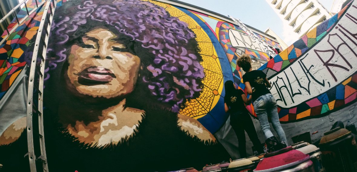 MotorolaBR's tweet photo. #hellobh A arte urbana e o empoderamento feminino caminham lado a lado em Minas Gerais. Veja o trabalho das Minas de Minas que estão mudando a cidade através dos maiores murais da América Latina feitos por mulheres. #hellocidades https://t.co/zAY1EGVcP2 https://t.co/n9y8Vb86Pk