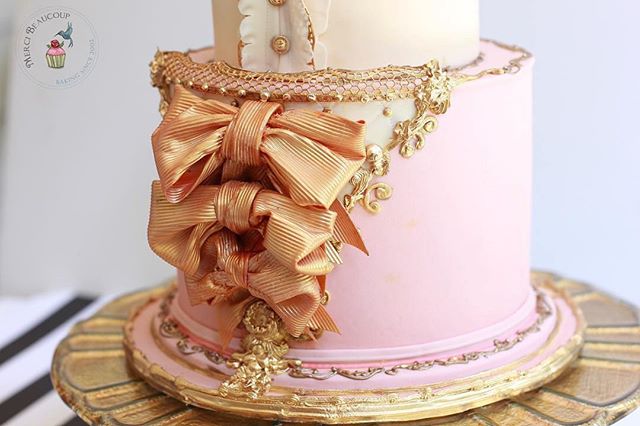 UFlexique's tweet photo. Reba Reva Alexander-Hawk went wild with Flexique ribbons on this cake. Make ribbons so easily AND you can adjust their flexibility too. #flexique #MadeWithFlexique #ribbons #ediblefabric https://t.co/RNbhiQjQN8