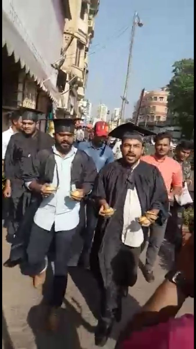 LotaleRaj's tweet photo. Mumbai Police arrested youth while selling #ModiPakoda in Mumbai. This young graduates wants job but neither Modi govt giving them job nor allowing them to sell #ModiPakoda
@sanjaynirupam sir Thanks for your support and listening youths grievance. https://t.co/skhmpWo9xB
