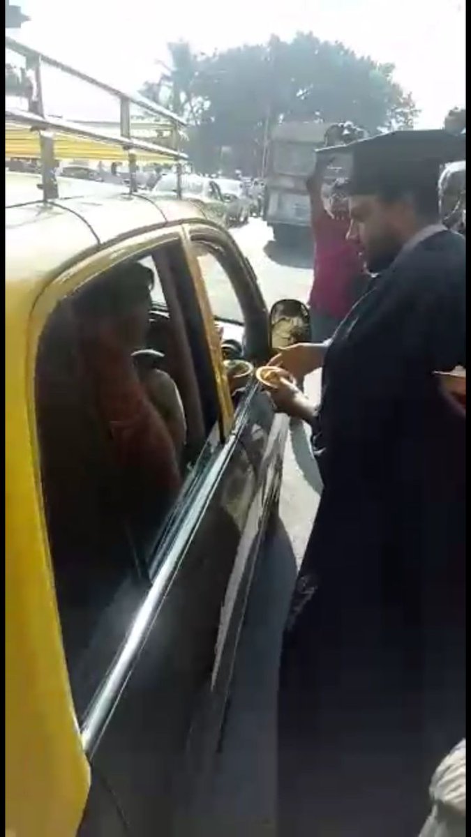 LotaleRaj's tweet photo. Mumbai Police arrested youth while selling #ModiPakoda in Mumbai. This young graduates wants job but neither Modi govt giving them job nor allowing them to sell #ModiPakoda
@sanjaynirupam sir Thanks for your support and listening youths grievance. https://t.co/skhmpWo9xB