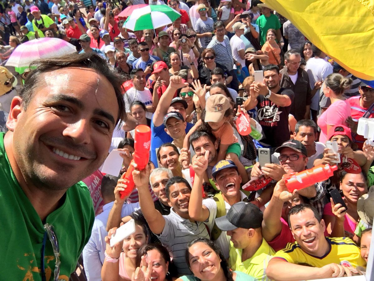 mario_sabato's tweet photo. Sigo sin poder creer lo que estoy viviendo!!! Gracias Buga, gracias de corazón!!! Me encantó volver a esta maravillosa ciudad pero jamás me imaginé tanto cariño de la gente!!! Otro día inolvidable!!! https://t.co/9OoKcysoEQ