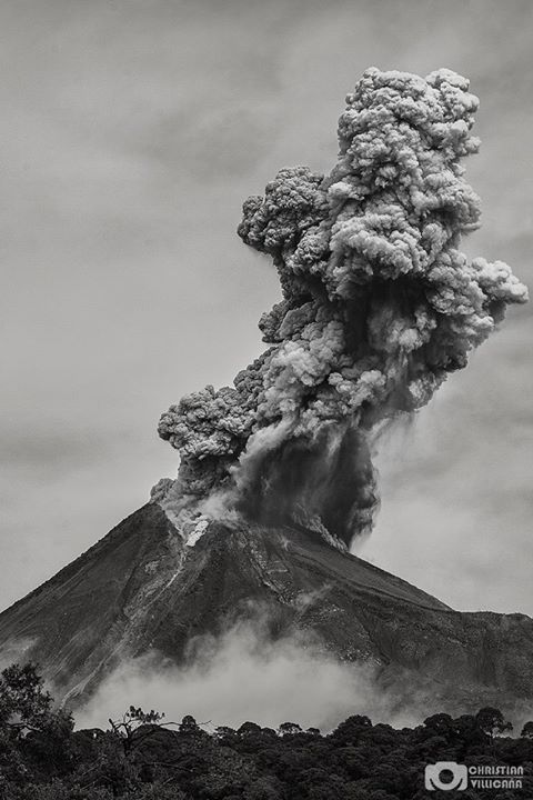 VolcanoColima's tweet photo. vote for #Colimavolcano in today's round of #VolcanoCup #VolcanoColima #colima @USGSVolcanoes @VisitColimaMx @volcanodiscover @VolcanoColima @WeAreVolcanica Foto: @cvillic https://t.co/6LMIumsDSG