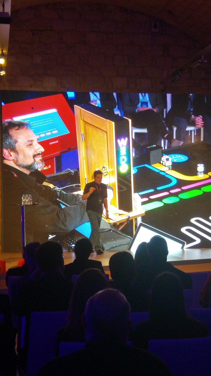 AlexElez's tweet photo. Predictibilidad en el mantenimiento. Ningún cliente descontento en nuestro Hotel @wedosmarth #SummitTurismoOracle18 https://t.co/036w1Chvmp