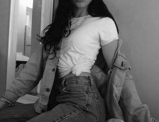 Ne Güzel Kadınlar Var
Seven
Özleyen
Bekleyen
İhanet nedir Bilmeyen
Ve Bir de Adam var
Böylesine Bir Kadına Denk Gelmeyen. 🚬🚬