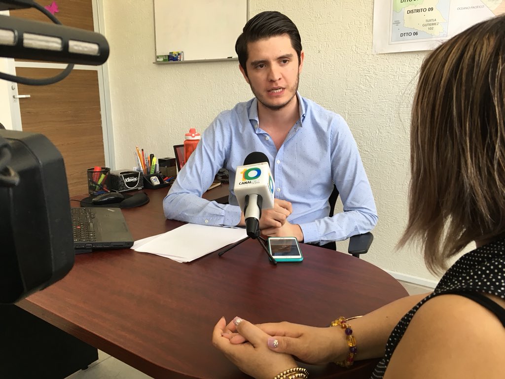 INE_Chiapas's tweet photo. Cesar Molina, Enlace de Fiscalización del @INE_Chiapas explica que la rendición de cuentas es la obligación que tienen los actores políticos de informar y explicar de manera clara los montos, uso y destino de los recursos que utilizan. https://t.co/Virg61K4Of
