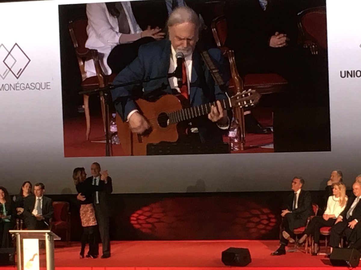 GachetteMC's tweet photo. [MEETING MARATHON] Intermède - Eric le rouge prend la guitare... Léo Ferré vient faire un modeste salut, et @bernardpasquier danse à nouveau... https://t.co/wOxtKOVGpp