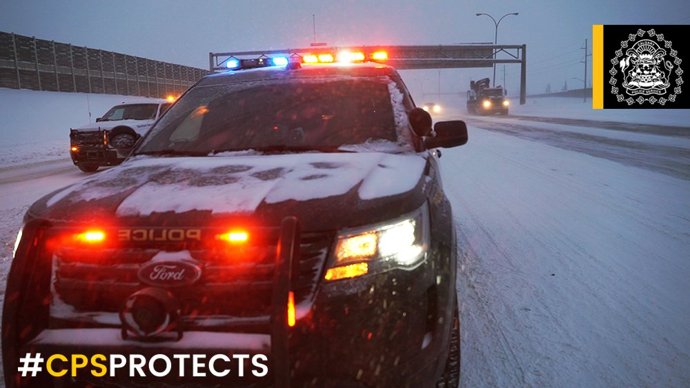 CalgaryPolice's tweet photo. As the ❄ continues to fall in #Calgary, it is business as usual for our officers keeping you safe.
Stay home if you can, but here are some tips if that is not an option:
➡https://t.co/7bIf9VGBR0⬅
#CPSprotects https://t.co/pw1b14lykh