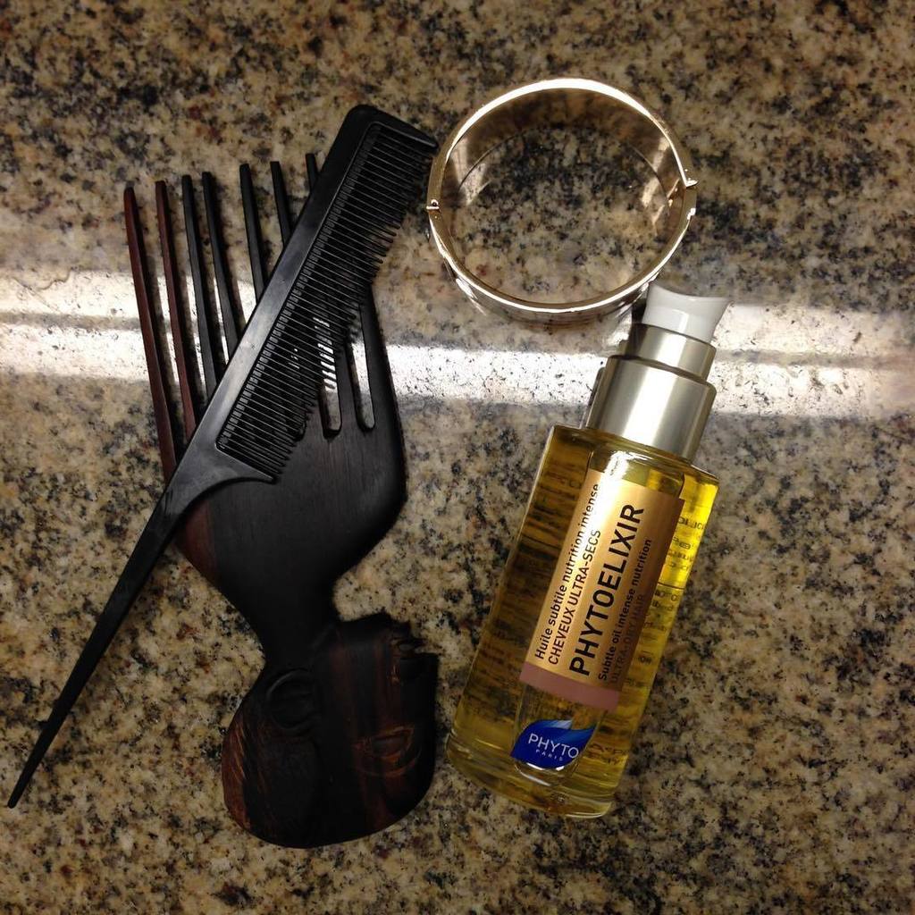 Lauraddict's tweet image. Mon rituel shampoing commence par #phyto ❤️#phytoelixir #prepoo #avantshampoing #cheveuxsecs #afro #afrohair #bern #switzerland