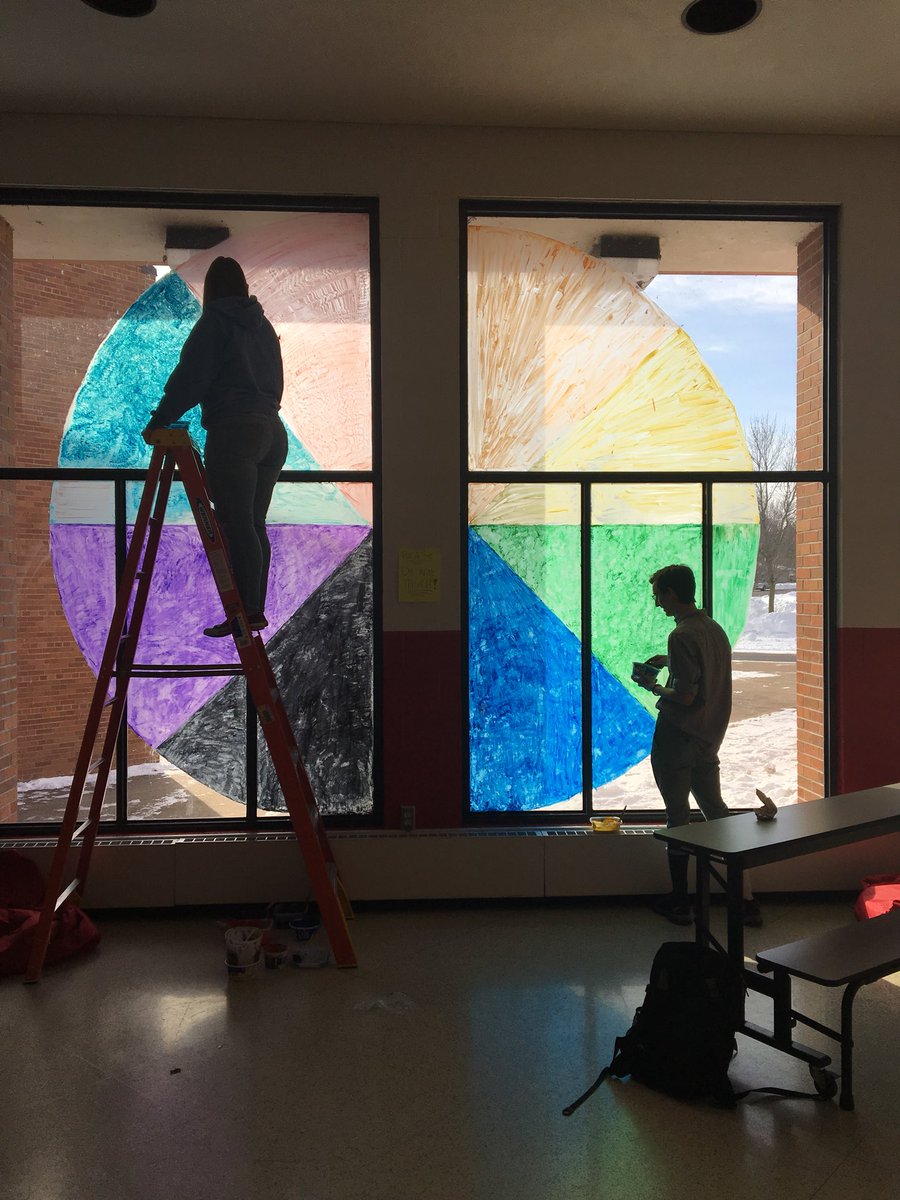 Welle_APpsych's tweet image. Art students hard at work painting the Sources of Strength Wheel in the atrium! @ChiHiSOS