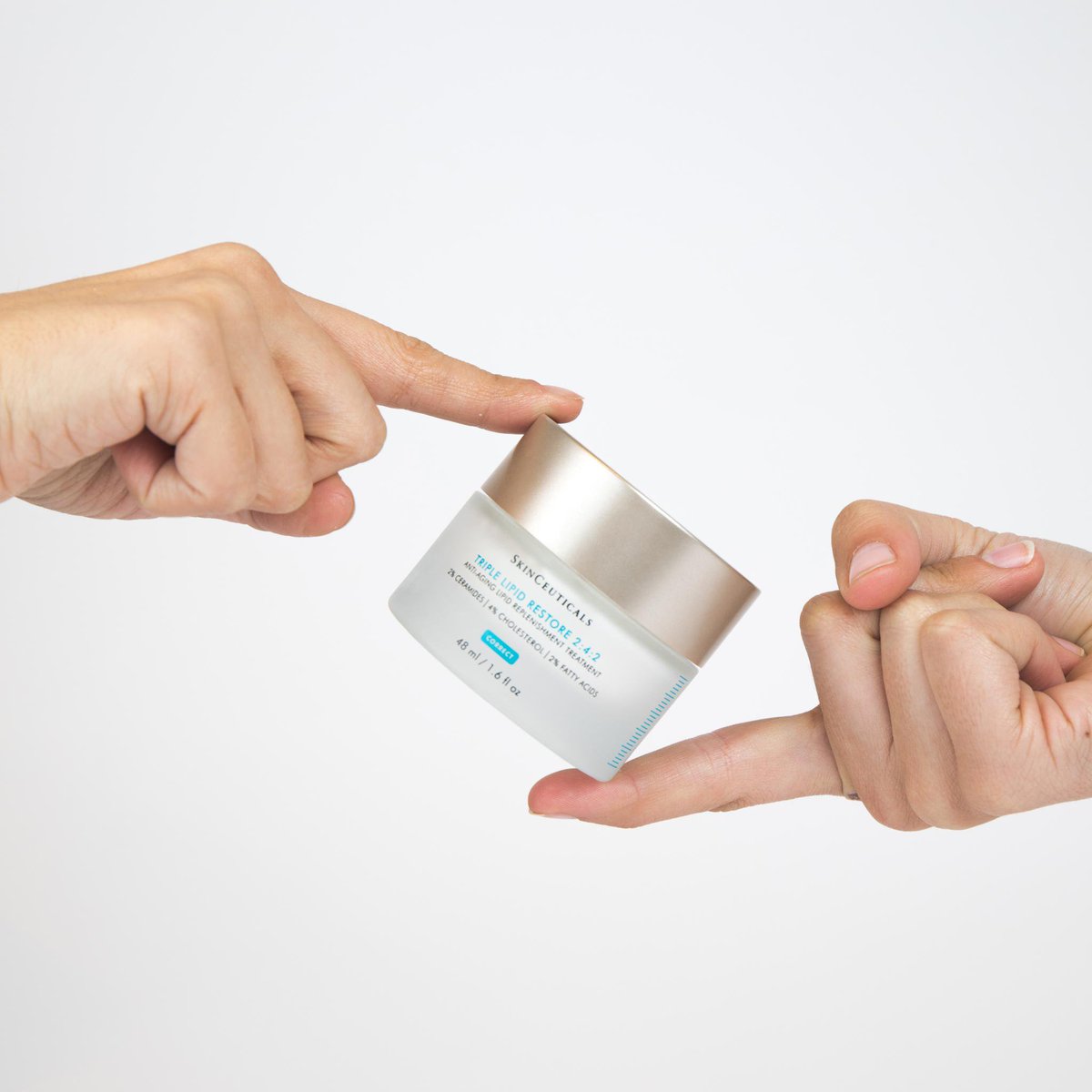 SkinCeuticals's tweet photo. #Winter #SkinHack: avoid dry, cracked hands by applying #SkinCeuticals Triple Lipid Restore 2:4:2 to nourish the back of hands and restore the skin barrier. https://t.co/Avv0tsyq29 https://t.co/sZyM3qNV3L