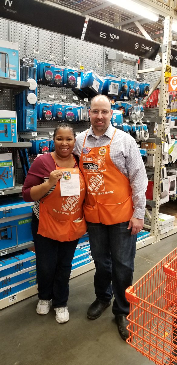 AprilBoxerLover's tweet photo. Congratulations Janee on the homer award 🏅  you did amazing with your interview with  @KIRO7Seattle #thd4701 @Chuck_Carolus https://t.co/TmLBC9SDms