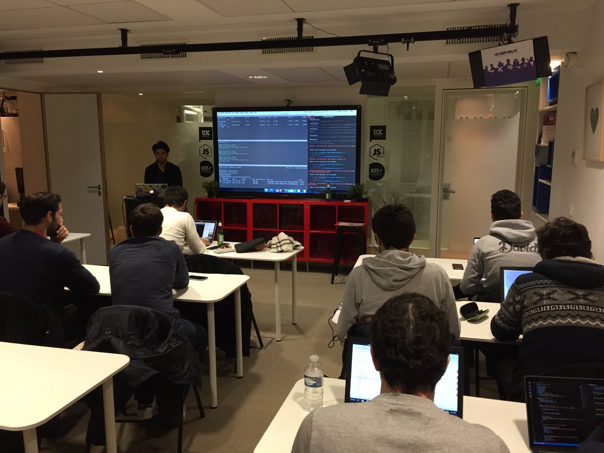 jsrepublic's tweet photo. Les cerveaux et les machines chauffent pendant le workshop @cassandra & @nodejs pendant le meetup #jsStar ^^ https://t.co/l9G1F1G6P5