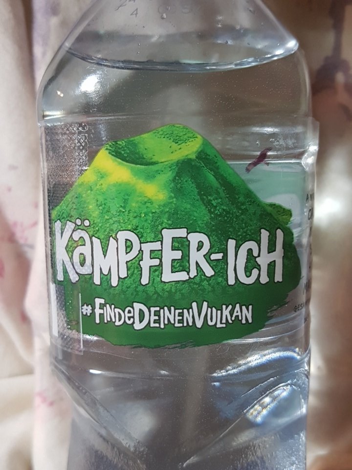 KrissiSteffi's tweet photo. Ich hätte nicht gedacht, dass mich die Wasserflasche motivieren könnte, die vorgeschriebenen 4-5 Liter zu trinken. Ich will endlich wieder gesund werden. #Kämpfer-Ich
#FindeDeinenVulkan #Volvic #Motivation https://t.co/7RsxGqWxm8