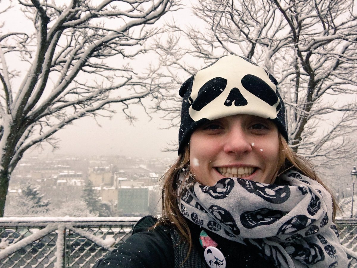 RackFramboise's tweet photo. Quand il #neige sur #Paris je suis #contente moi, j'ai pas de voiture par contre j'ai un #bonnet et une #écharpe 😜 #froid #freeze #snow #rackframboise #nomakeup #nomua #Parissouslaneige #France #têtedemort #skull https://t.co/qcwvcTjymW