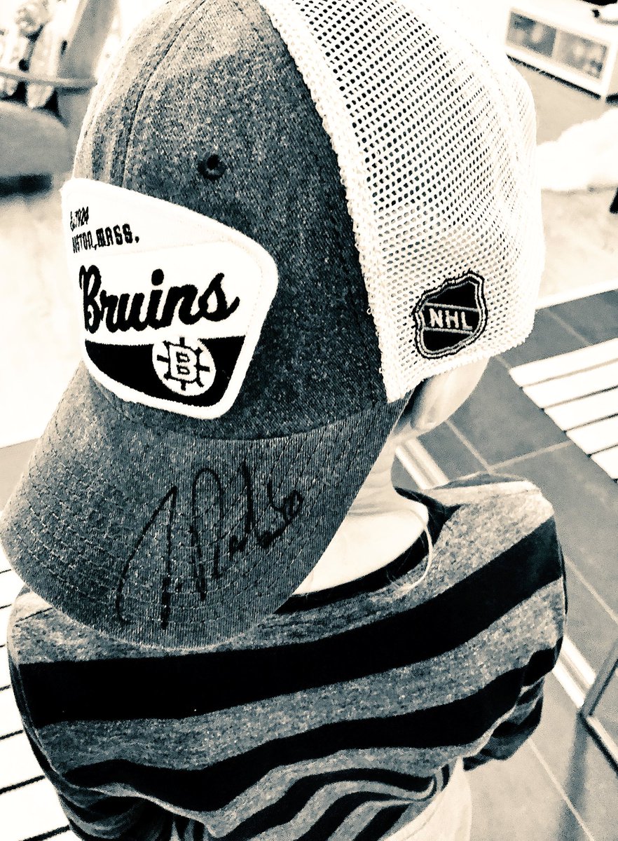 Kiekkofani on ikionnellinen! Kiitos! <a href="/tuukkarask/">Tuukka Rask</a> #BostonBruins