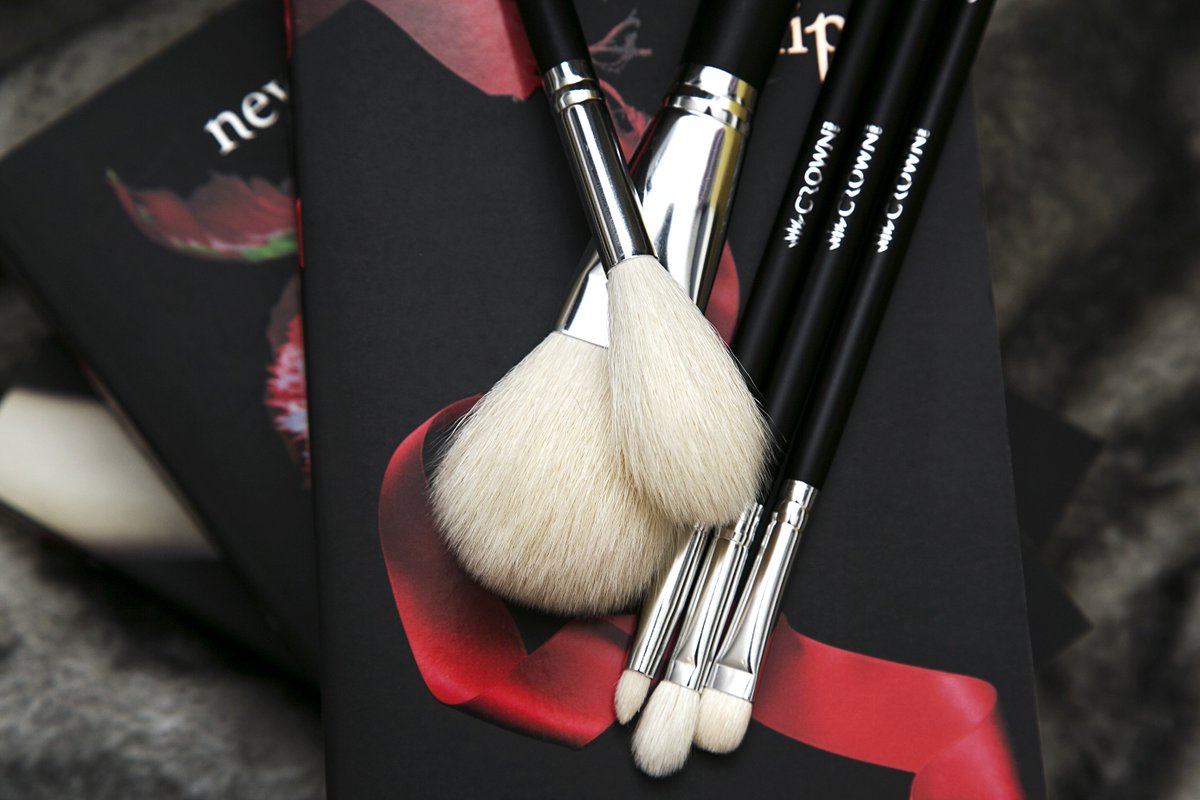 CrownbrushUK's tweet photo. There is nothing more perfect than brand New White Fluffy Crown Pro Makeup Brushes.
https://t.co/vSubZrZWFg
#newbrushes #makeupbrushes #powderbrushes #eyeshadowbrushes #makeupartist #makeup #crownbrush #crownpro https://t.co/yvEQxZLrPH