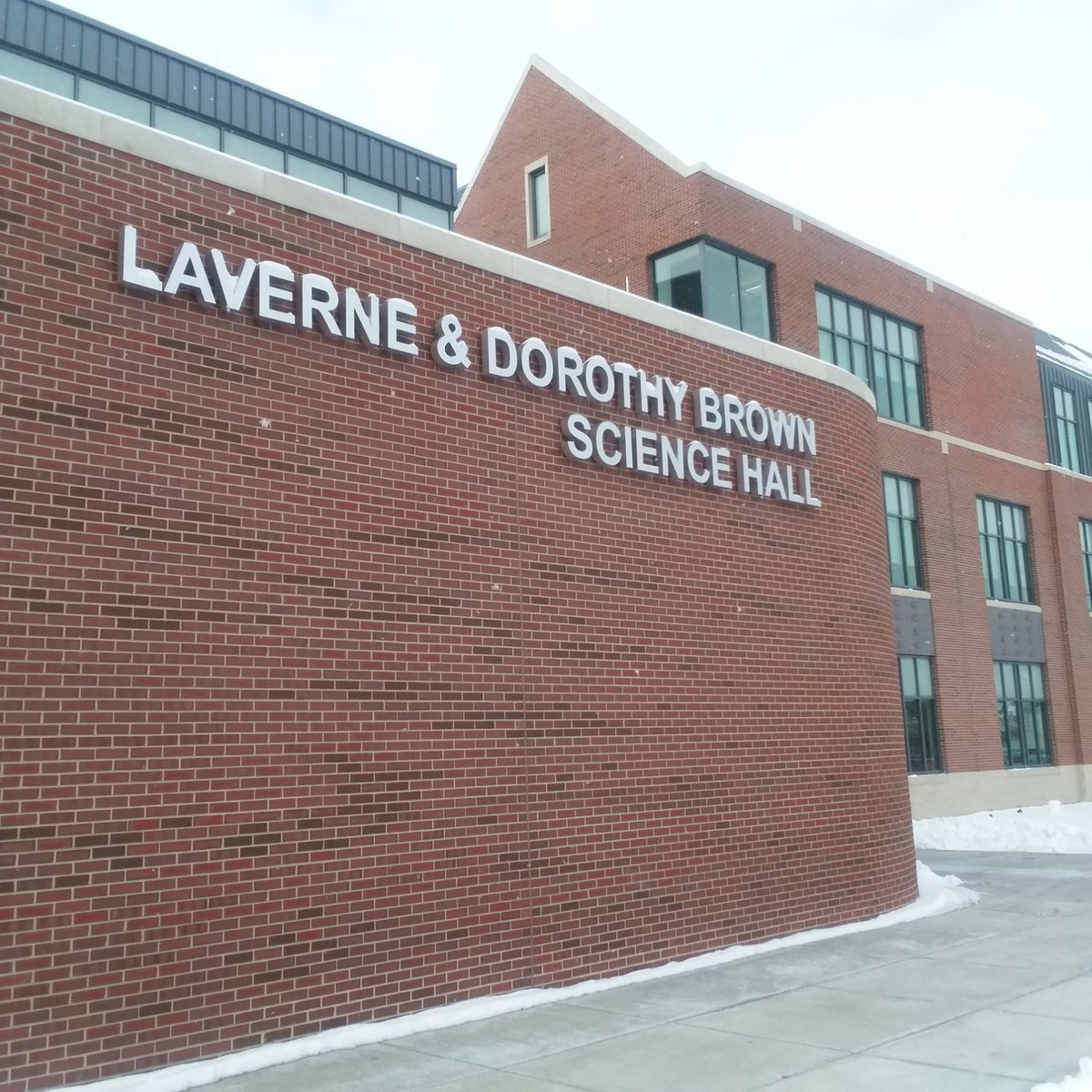 UofStFrancis's tweet photo. Today's the day! The LaVerne &amp; Dorothy Brown Science Hall dedication starts at 4:45 p.m. Tours begin at 3 p.m. https://t.co/Oseh9EGTPh  #BrownScienceHall https://t.co/5XE8B6OZtk