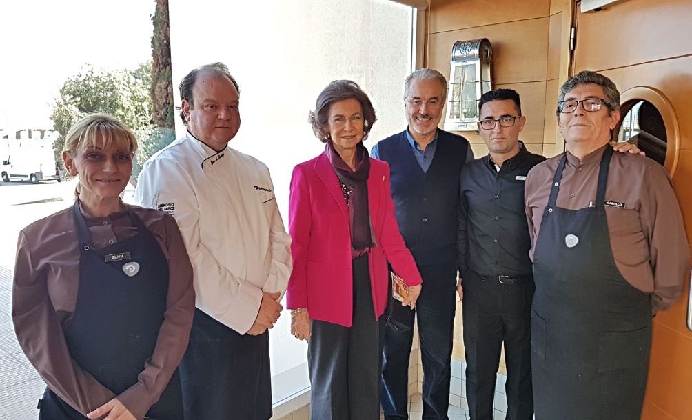 Para todo el equipo de Dársena ha sido un honor recibir a Su Majestad la Reina Doña Sofía. 
¡Muy agradecidos por elegirnos en su visita a Alicante!
#Visitasilustres #DarsenaRestaurante #ArrocesAlicantinos