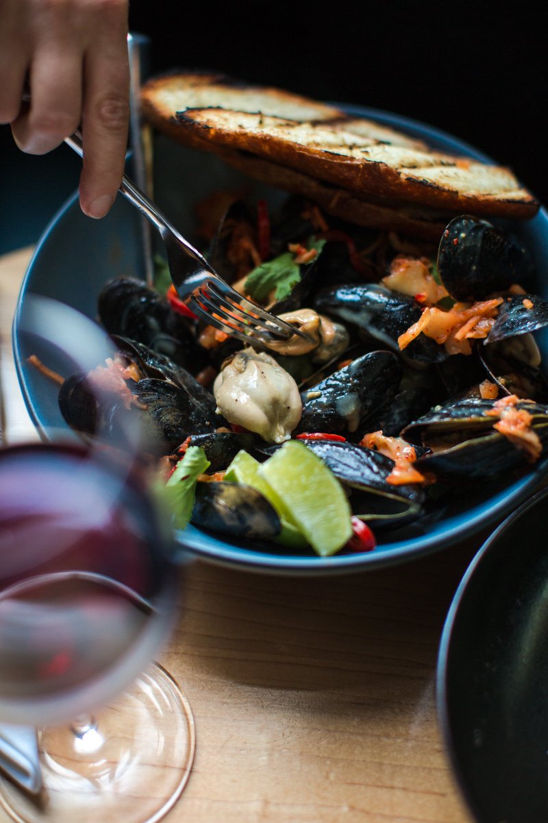 StandbyDetroit's tweet photo. Sometimes you just need a big ol bowl of mussels and a big ol glass of wine. Santé 🍷 https://t.co/Ad3ozn8Psa