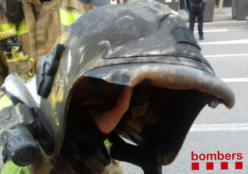 bomberscat's tweet photo. Així ha quedat el cas d'un dels #bomberscat que han actuat en l'extinció de l'incendi d'habitatge d'avui a Sabadell. Els primers en entrar s'han trobat amb un incendi completament desenvolupat, un foc d'alta intensitat. https://t.co/1u1odplhjs