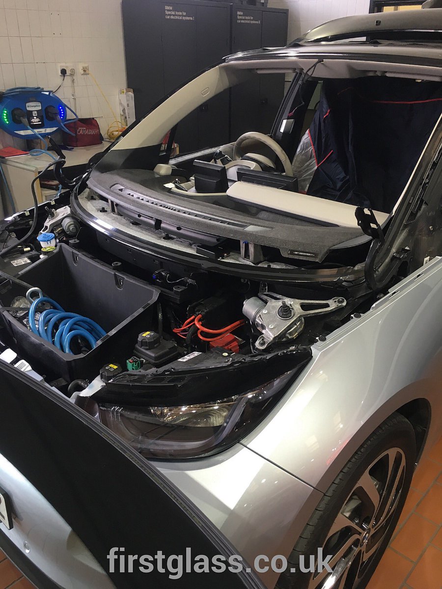firstglass's tweet photo. Bmw i3, full stripdown to replace the windscreen correctly #i3 #bmw #firstglass #fittedcorrectly https://t.co/4ayCoJgxWM
