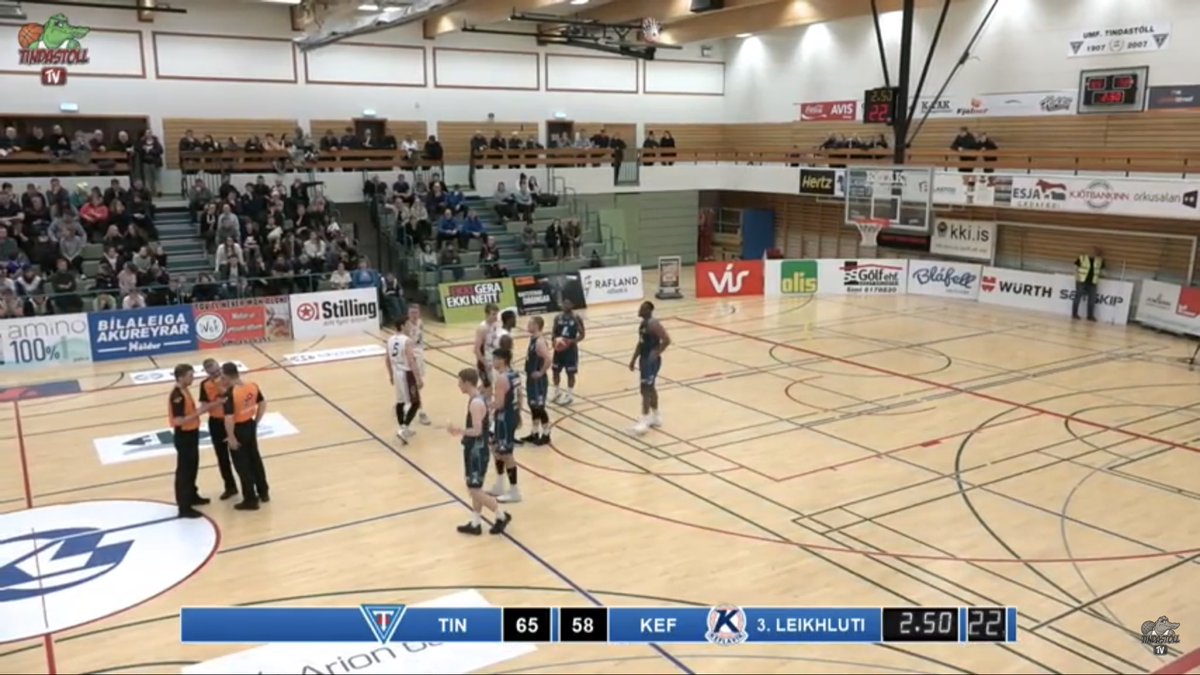 Þetta móment hér er einhver versta dómgæsla sem ég hef séð. Snúa allir frá þessu á með Gummi fer og ögrar mönnum og svo koma þeir með þá niðurstöðu að 5 sek séu eftir af skotklukku. 👏👏👏 #dominos365