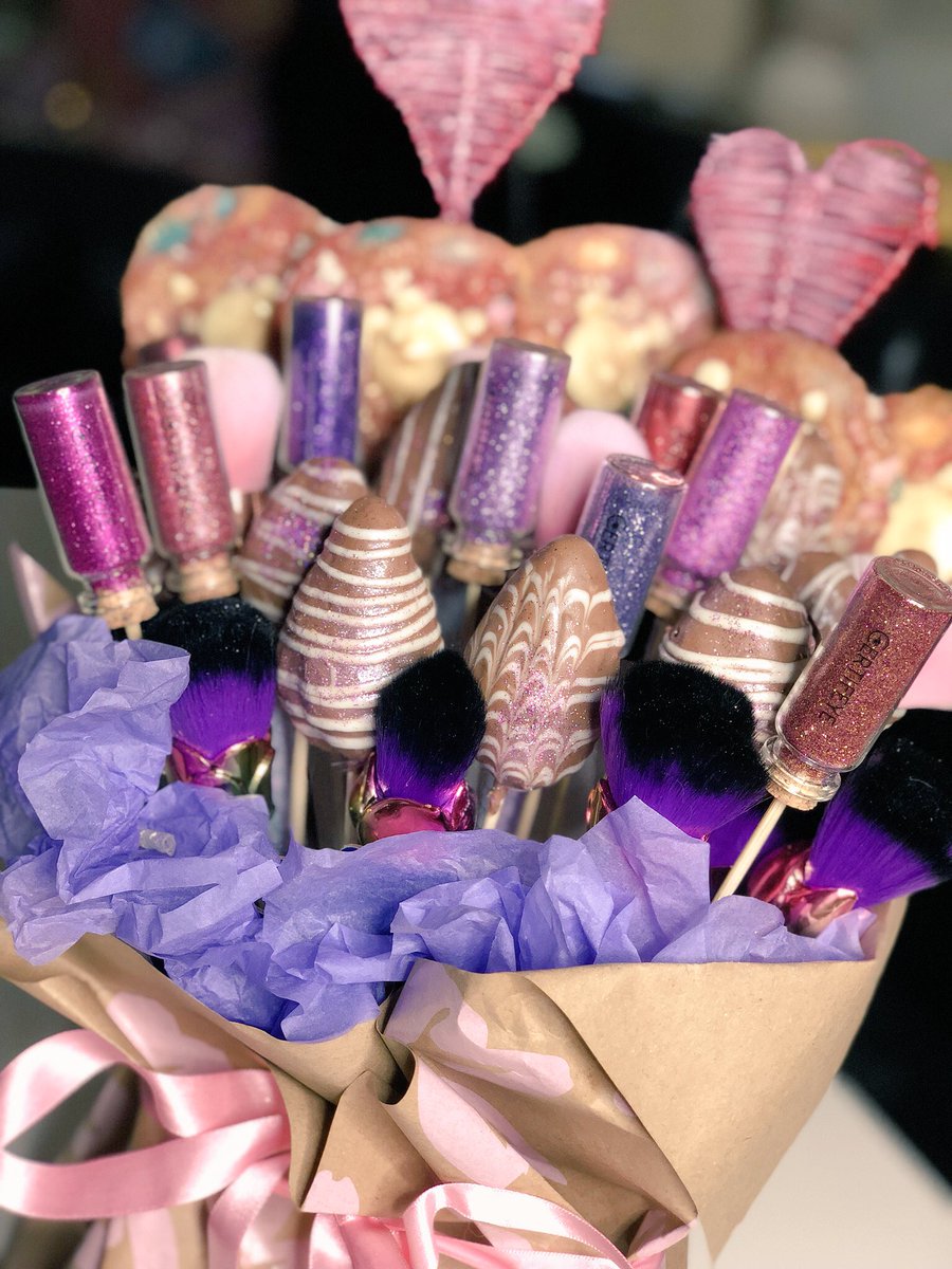 Certifeye's tweet photo. Win this gorgeous Valentine’s Day glitter, makeup brushes, cookies &amp; chocolate covered strawberry’s bouquet!!! RT to enter. Must be following me, @pashmk &amp; @BlushTribe ❤️ announcing winner on 13th feb! London based collection only! ❤️😍 https://t.co/agiMN1Da3b