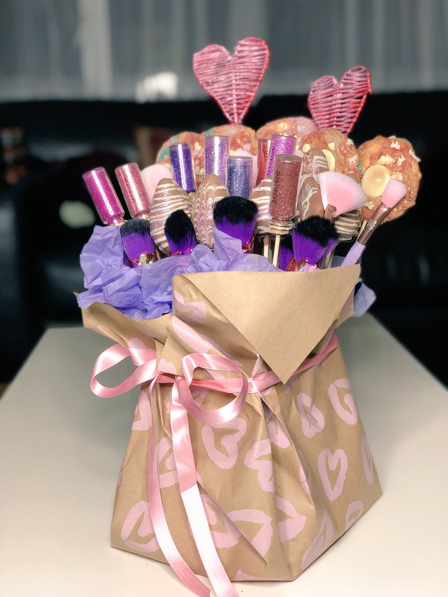 Certifeye's tweet photo. Win this gorgeous Valentine’s Day glitter, makeup brushes, cookies &amp; chocolate covered strawberry’s bouquet!!! RT to enter. Must be following me, @pashmk &amp; @BlushTribe ❤️ announcing winner on 13th feb! London based collection only! ❤️😍 https://t.co/agiMN1Da3b