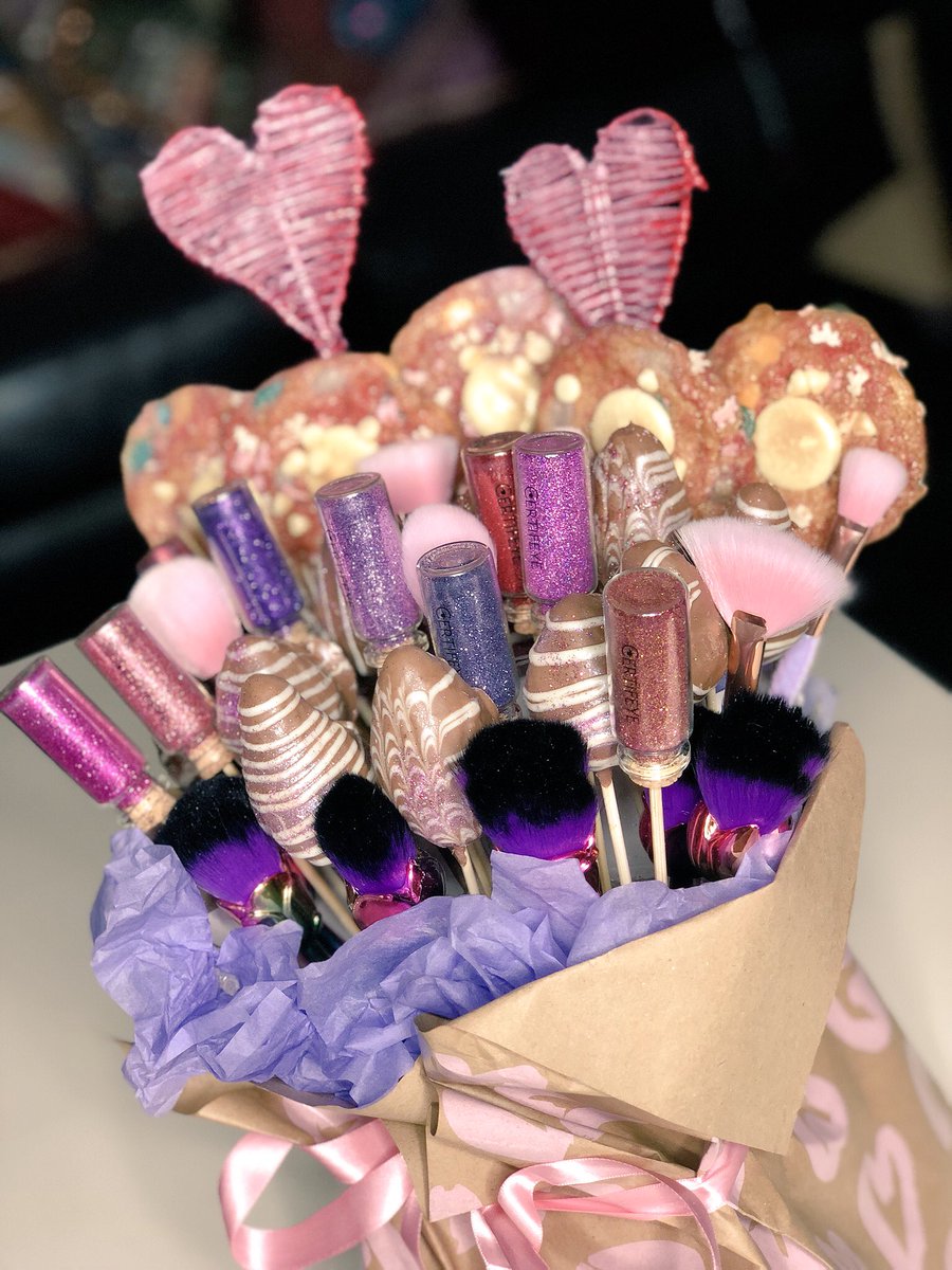 Certifeye's tweet photo. Win this gorgeous Valentine’s Day glitter, makeup brushes, cookies &amp; chocolate covered strawberry’s bouquet!!! RT to enter. Must be following me, @pashmk &amp; @BlushTribe ❤️ announcing winner on 13th feb! London based collection only! ❤️😍 https://t.co/agiMN1Da3b