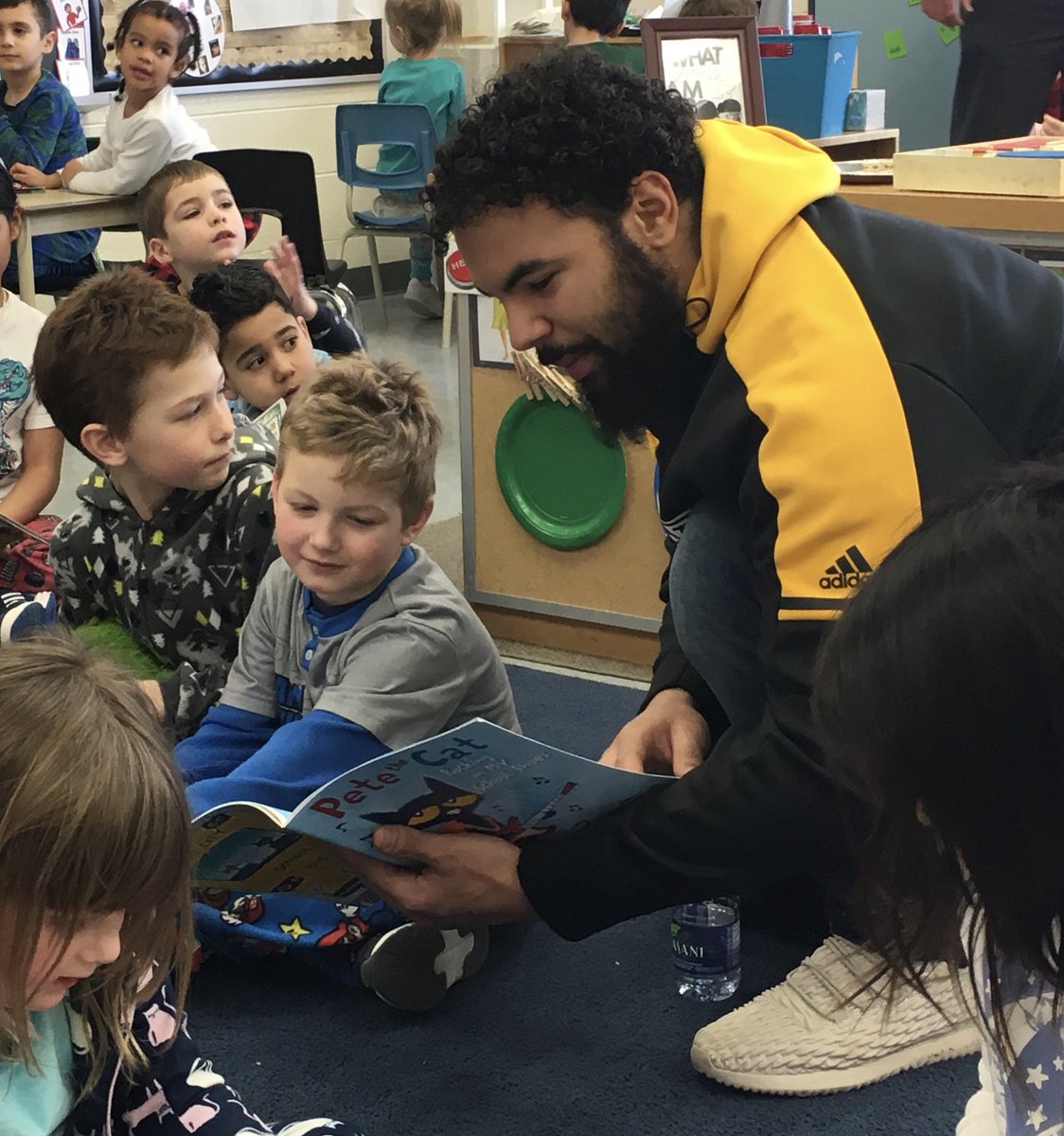 Ticats's tweet image. Leaders on and off the field.

@Capy39 and @Terrell24Davis were at Lincoln Alexander Elementary to participate in their ‘Snuggle Up and Read’ day. 📒 x 🐯

#HamiltonProud #Ticats