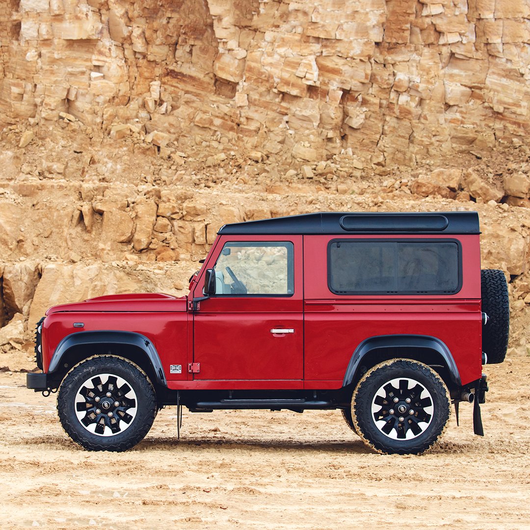 landroverpy's tweet photo. Como parte de las celebraciones de los 70 años de #LandRover, estamos anunciando una edición limitada de alto rendimiento del #Defender, el Defender más potente jamás creado. #LandRover70years #DefenderWorksV8 https://t.co/X2uHvG2Upm