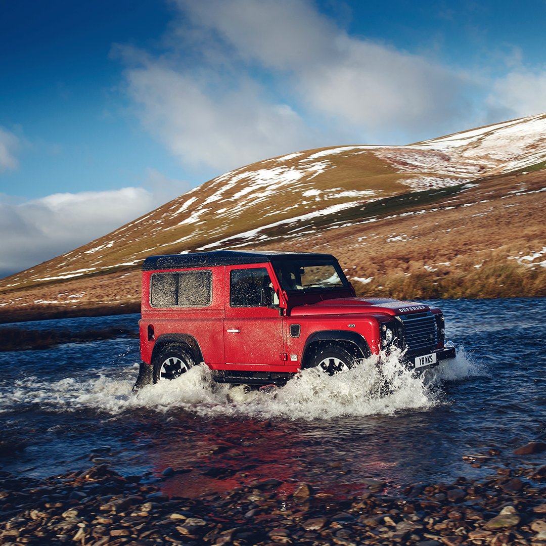 landroverpy's tweet photo. Como parte de las celebraciones de los 70 años de #LandRover, estamos anunciando una edición limitada de alto rendimiento del #Defender, el Defender más potente jamás creado. #LandRover70years #DefenderWorksV8 https://t.co/X2uHvG2Upm